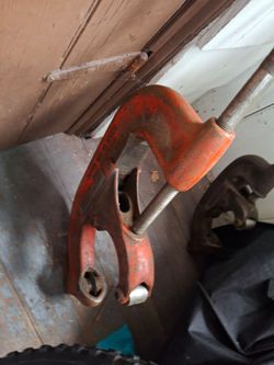Pipe cutters