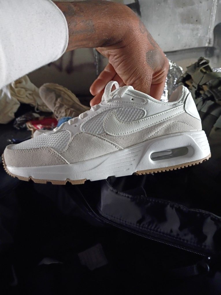 Brand NEW Women's Size 9 And Half Nike Air Max