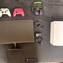 Xbox Series X (white) 2 working controllers, with monitor (100hz) and headset