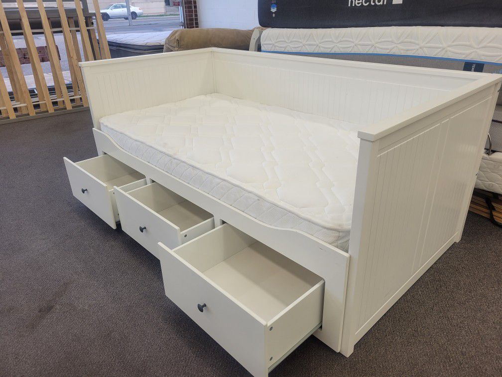 🎈🎈🎈TWIN SIZES DAY BED WITH MATTRESS 🎈🎈