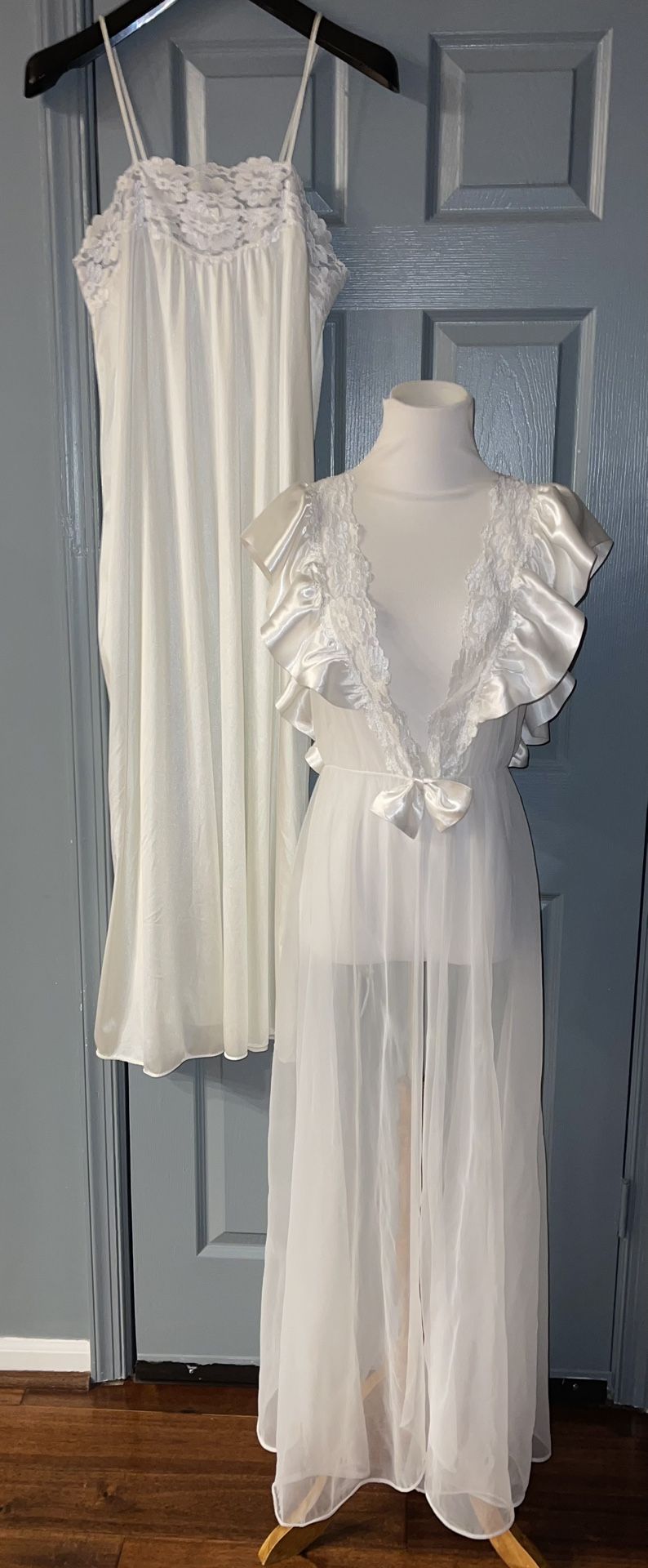 Val Mode Vintage Nylon Lace, Waffles Satin Trim Ivory Nightgown & Robe Set .