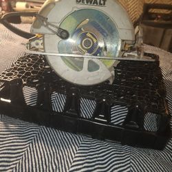 DeWalt DWE575 7-1/4” Corded Circular Saw – Excellent Working Condition