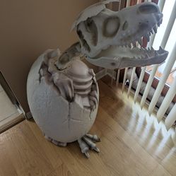 Motion activated hacking dinosaur egg (FIRM ON PRICE)
