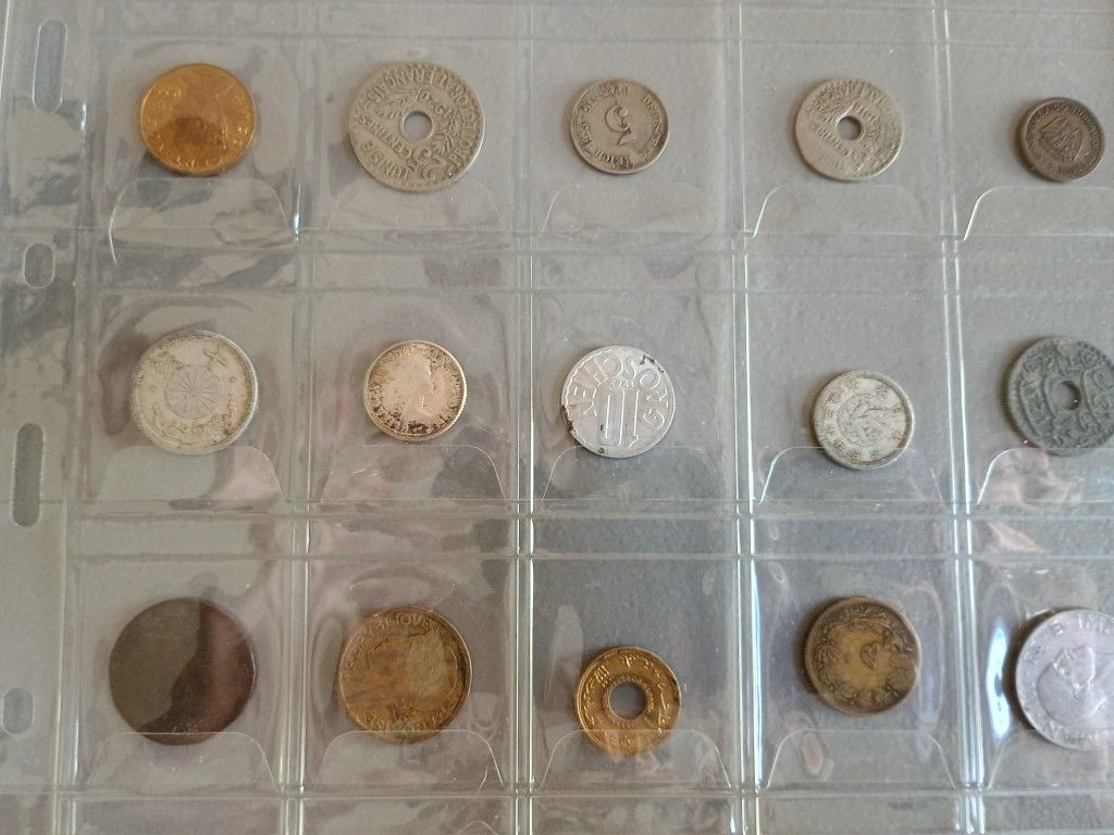 BULK LOT OF CURRENCY, 122 TOTAL WAR MILITARY AND VARIED OLD VINTAGE FOREIGN COINS