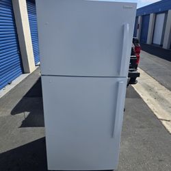 Refrigerator Insignia