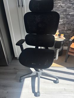 BEAUTIFUL BLACK OFFICE CHAIR LARGE SIZE NON FUNCTIONING ARM REST READ DESCRIPTION
