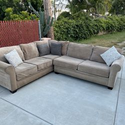 Brown Sectional Couch (Free Local Delivery 🚚)