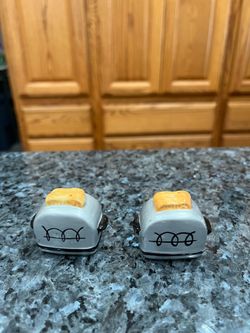 Ceramic Mini Toaster Salt and Pepper Shakers.  Size approximately 1 1/2 inches tall.  Preowned .