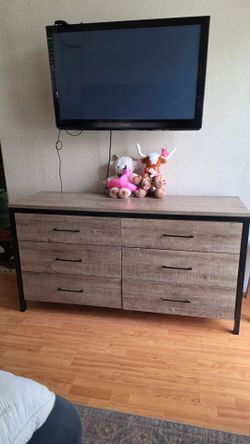6-Drawer Dresser with Metal Frame