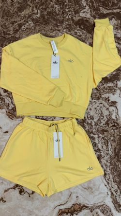 Alo women 2-Pce set , crewneck cropped top and short: Available sizes on : S, M, L