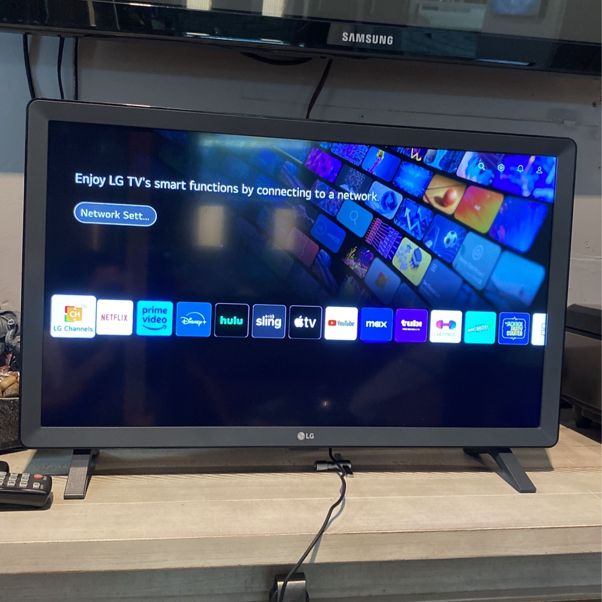 LG 24LQ520S-PU 24 inch Class LED HD Smart TV with webOS Bundle