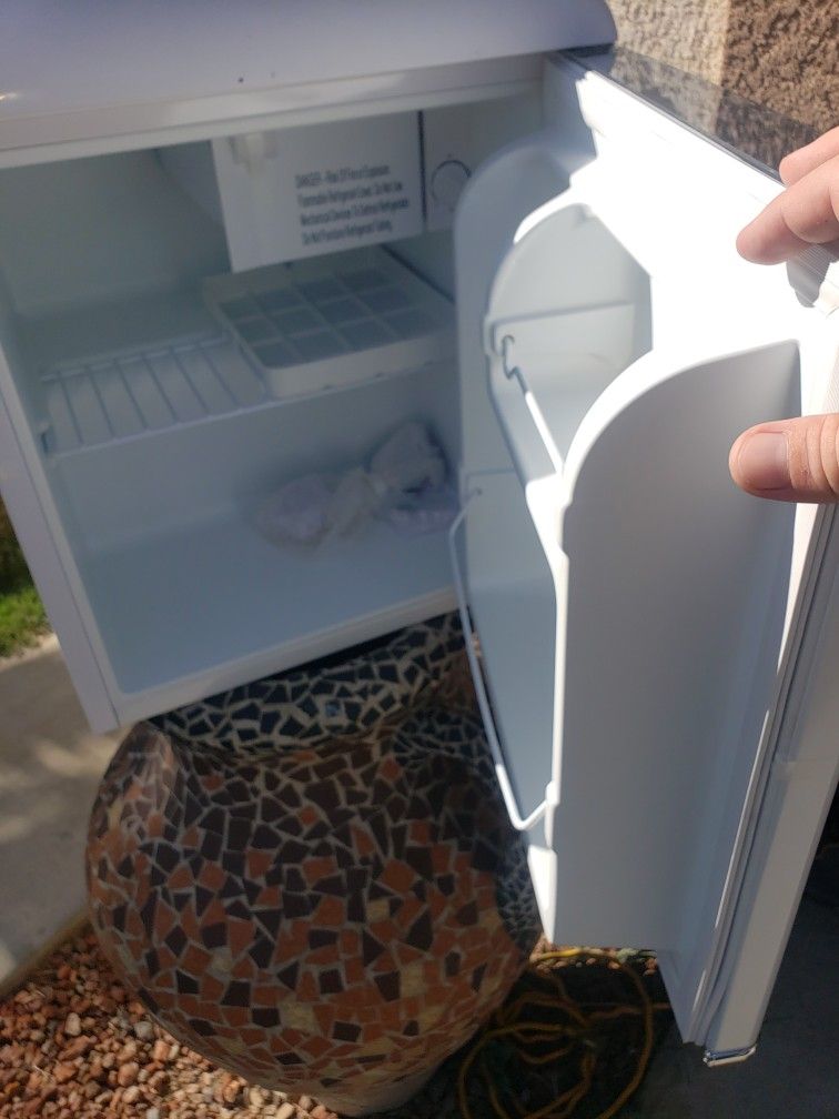 Galanz Retro Mini Fridge 1.7 New Never Used 65 FIRM for Sale in Visalia