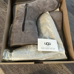 Brand new Uggs, never worn Size 7