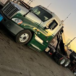 2018 Freightliner Cascadia Roll-Off