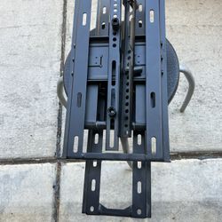 TV. Universal Wall Mount 