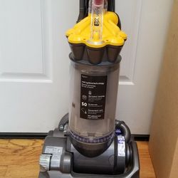 NEW cond DYSON DC 33 VACUUM WITH COMPLETE ATTACHMENTS. , WORKS EXCELLENT  , AMAZING POWER SUCTION 