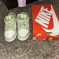 Nike Dunk Low SE Hondeydew Womens Size 6