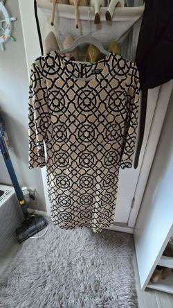 Size Medium J. McLaughlin Black and Cream Geometric Midi Dress
