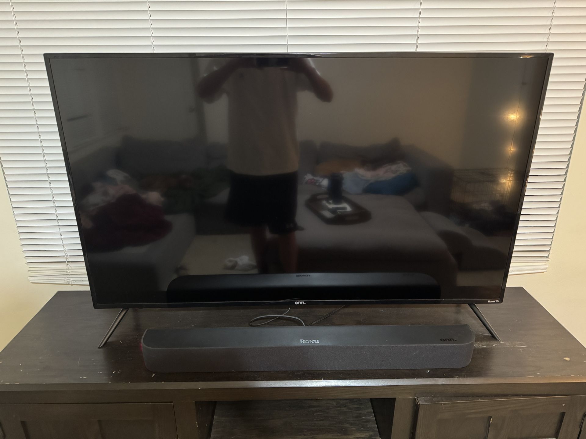 onn. Roku Tv 50" & Roku Smart Soundbar