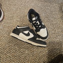 Used Jordan 1 panda black and white  size 2.5Y only 10$ retails for 100$