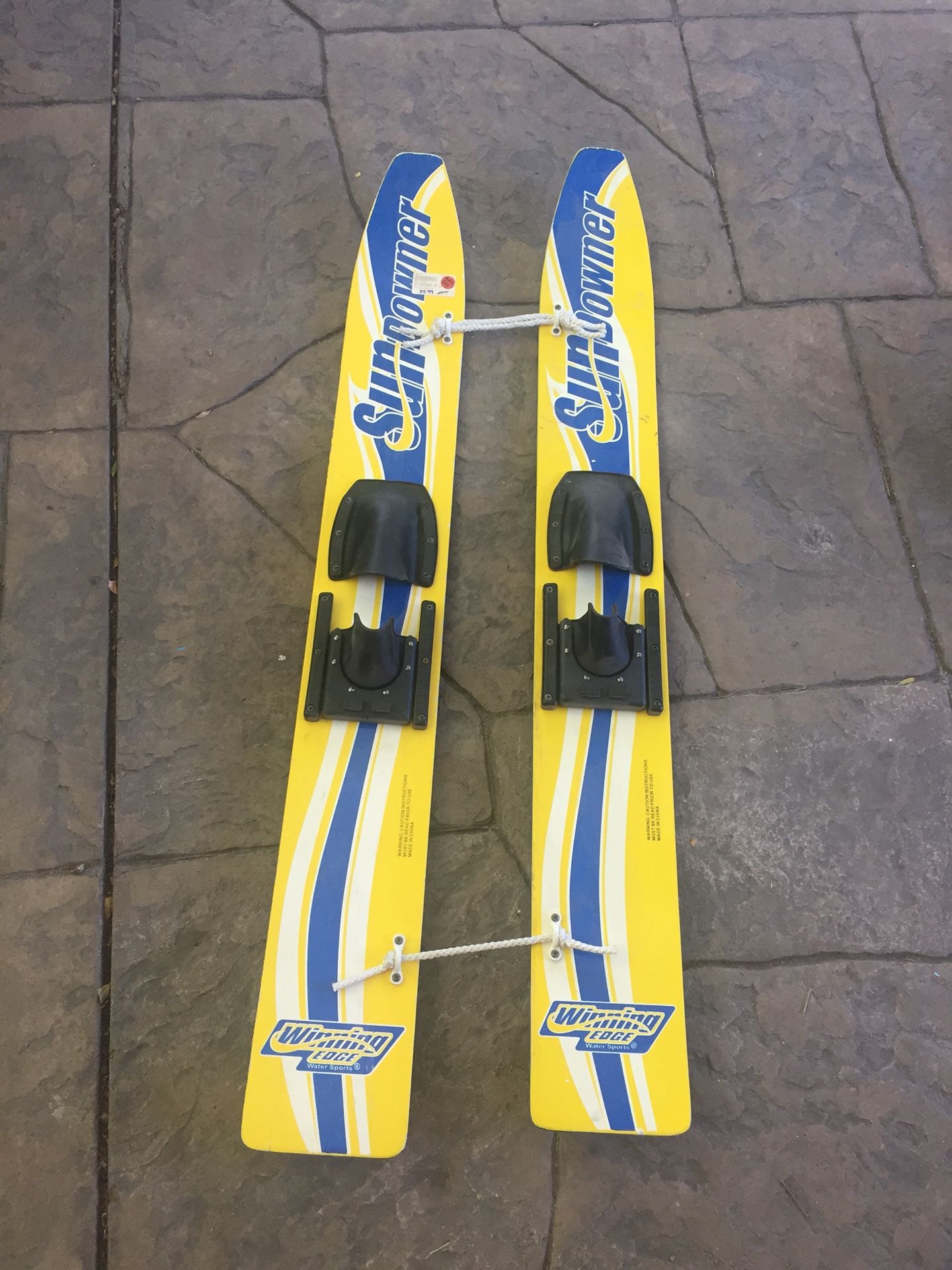 Kids training water skis