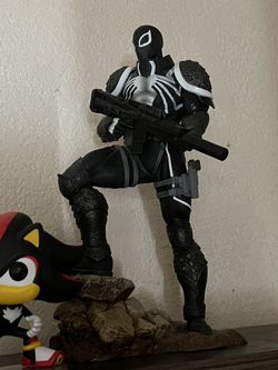 Diamond Select Agent Venom Statue