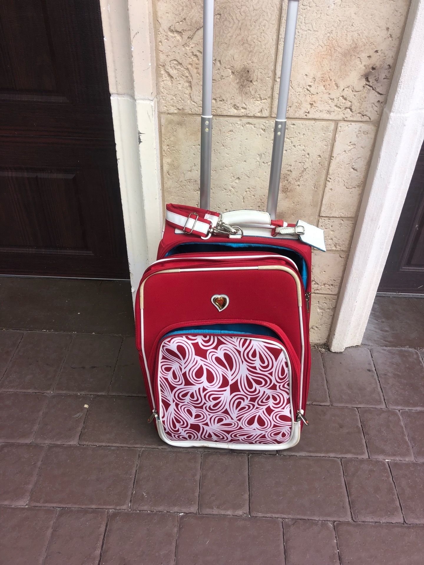 LIKE NEW CARRY ON SUITCASE