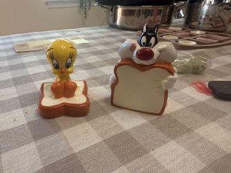 Looney Tunes Tweety & Sylvester Salt and Pepper Shakers