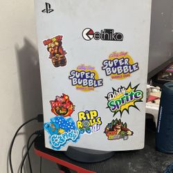 700