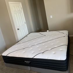 KING BEAUTYREST BLACK MATTRESS AND FREE BOX SPRINGS 
