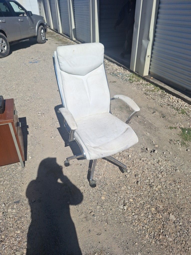 WHITE OFFICE CHAIR