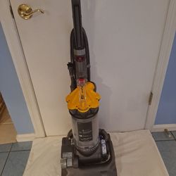 Dyson DC33 Upright Bagless Cyclone Vacuum Clean/Tested 