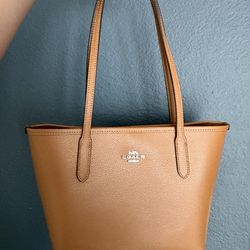 Coach small city tote NEW
