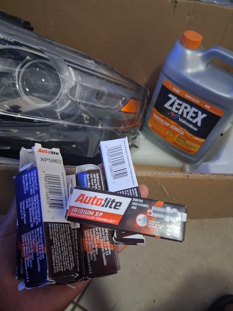 2013 Ford Taurus New Headlight /rightside W Extras