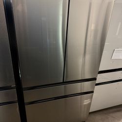 New Samsung - BESPOKE 29 cu. ft. 4-Door French Door Refrigerator RF29BB8600QL 