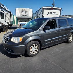 2012 Chrysler town and country caravan