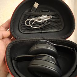 Beats Solo 3 With Case And Charge Cables