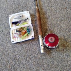 FLY. ROD & REEL. SOUTH END AUTOMATIC REEL.   8 FOOT  TRUE TEMPER ROD. &. BOX OF FLYS 