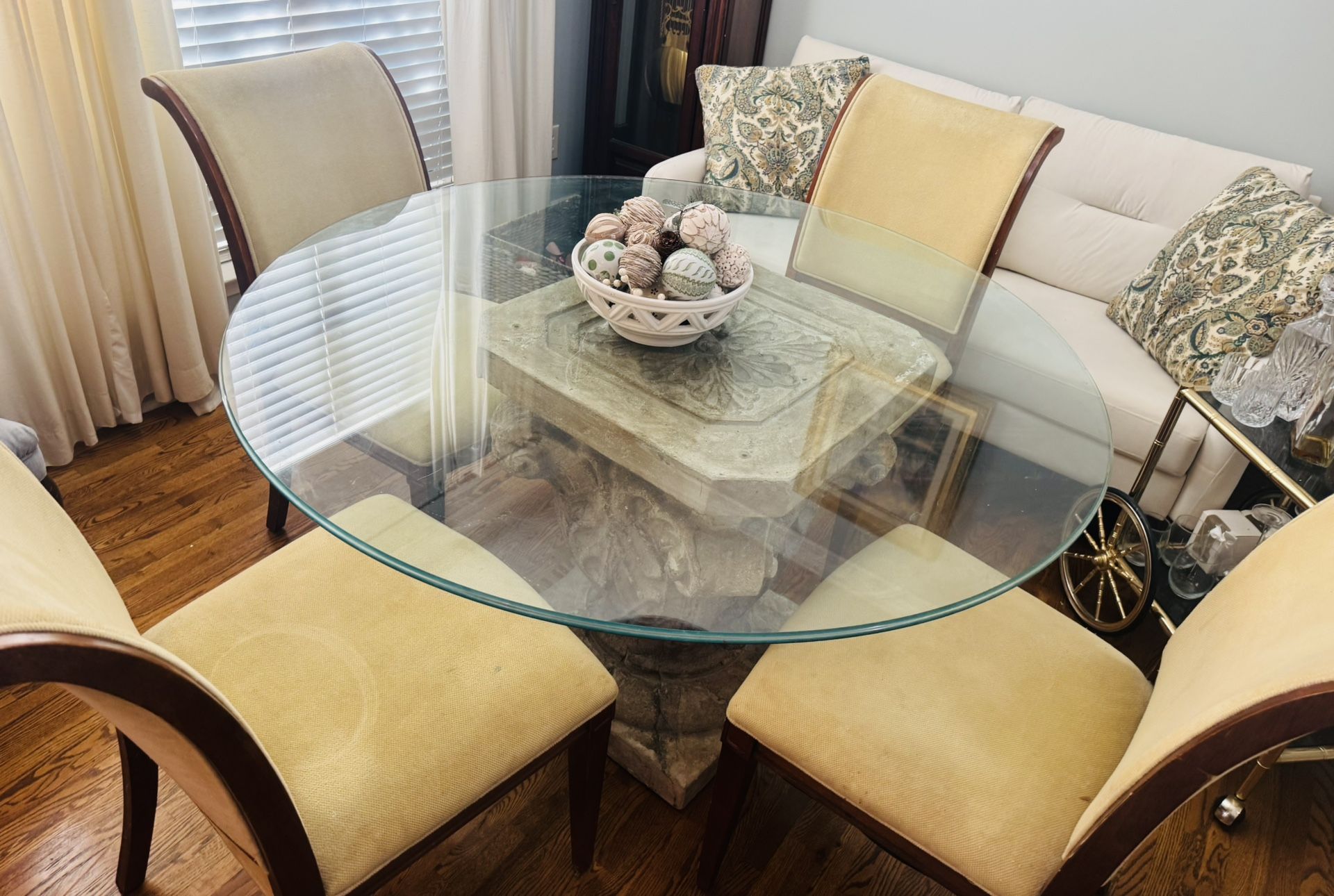 Dining Room Table and 4 Chairs. Glass Top is very heavy. Must be able to pick up from location.