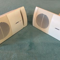 Bose Model 100 Bookshelf Speakers: Pair of White Speakers in Working Condition