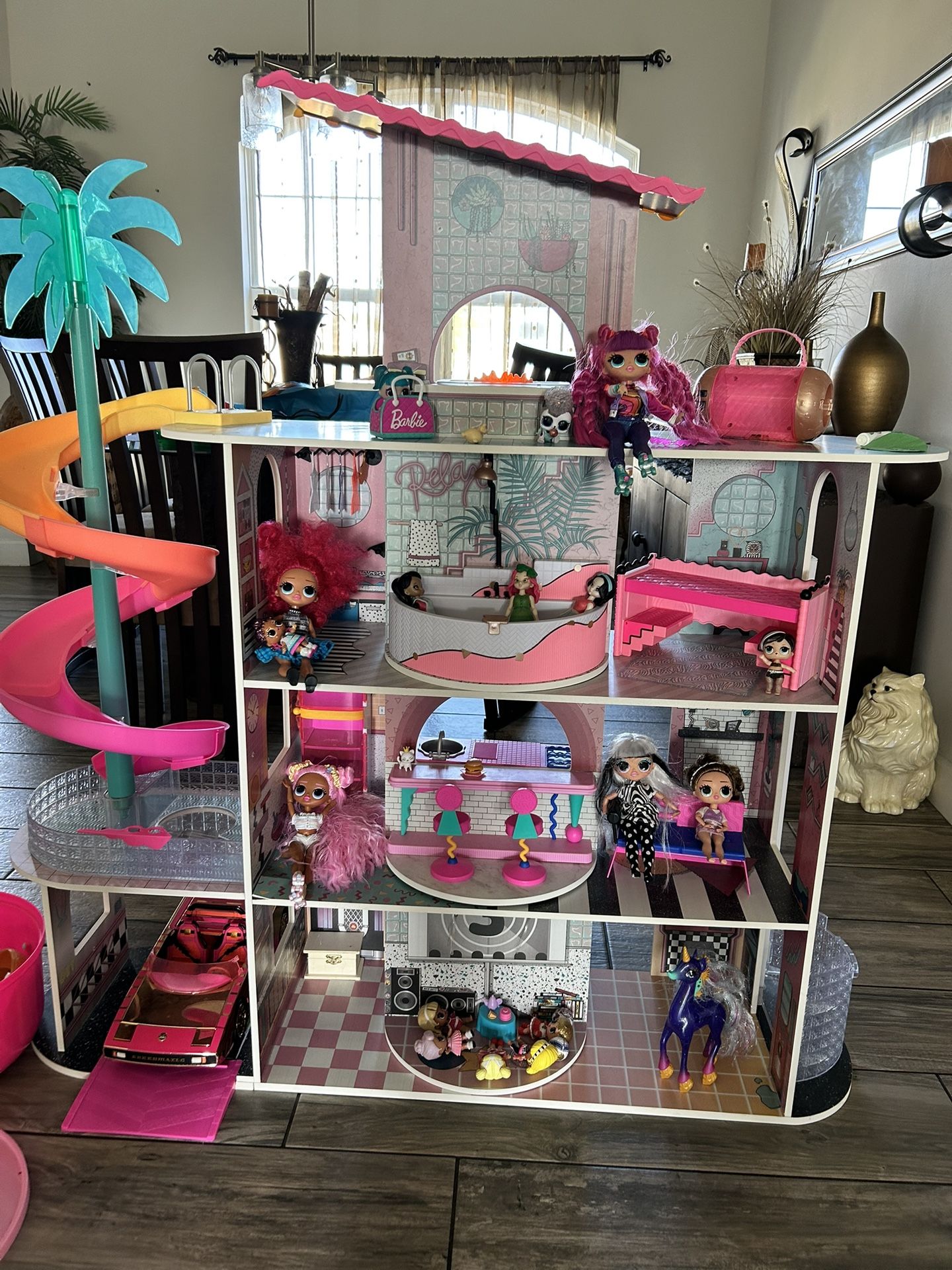 L o L Dollhouse and dolls In Great Condition