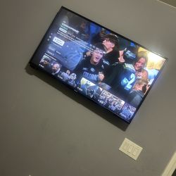 50” TOSHIBA TV  W/ROKU &MOUNT