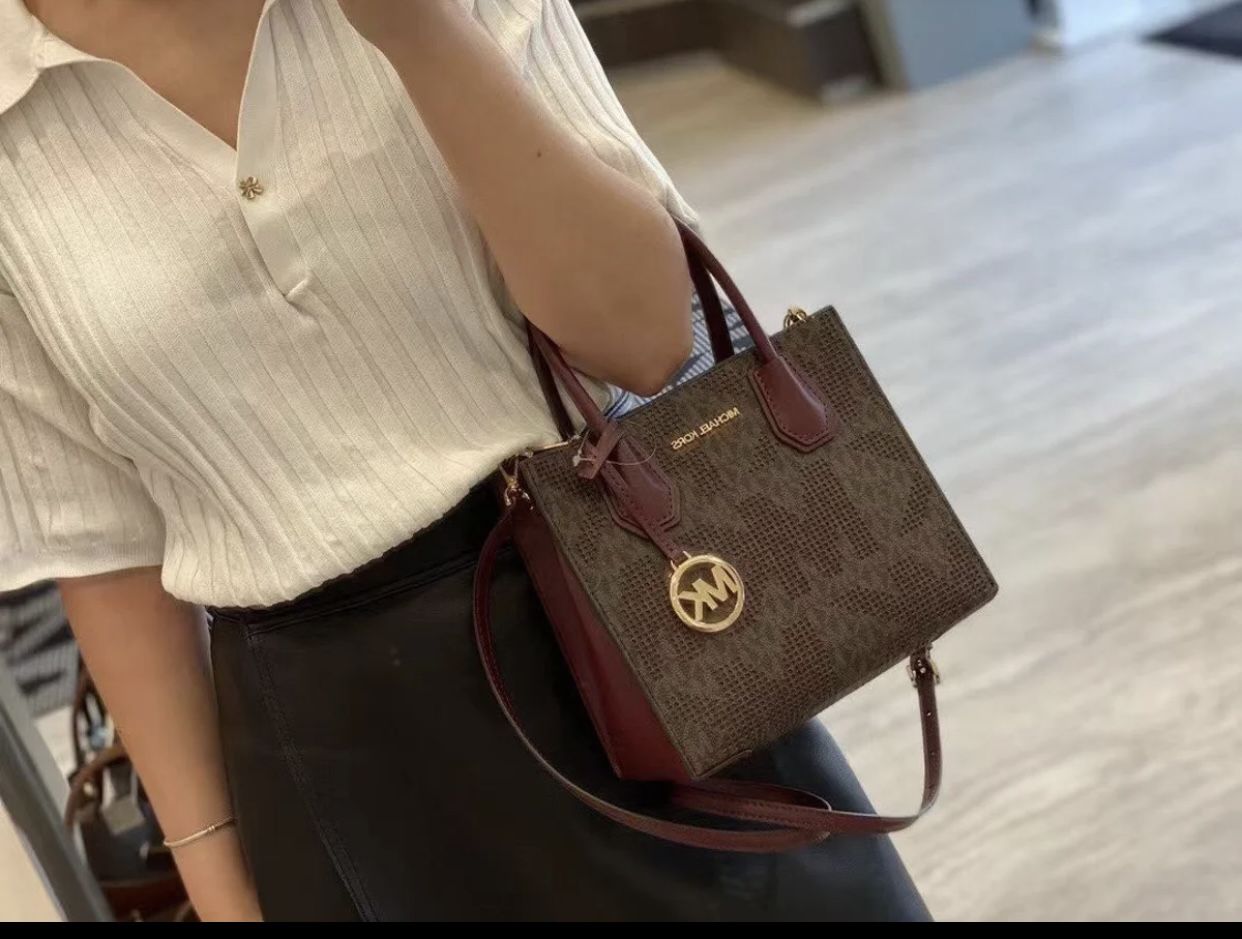 Michael Kors MERCER Medium Leather Messenger  & Accessories