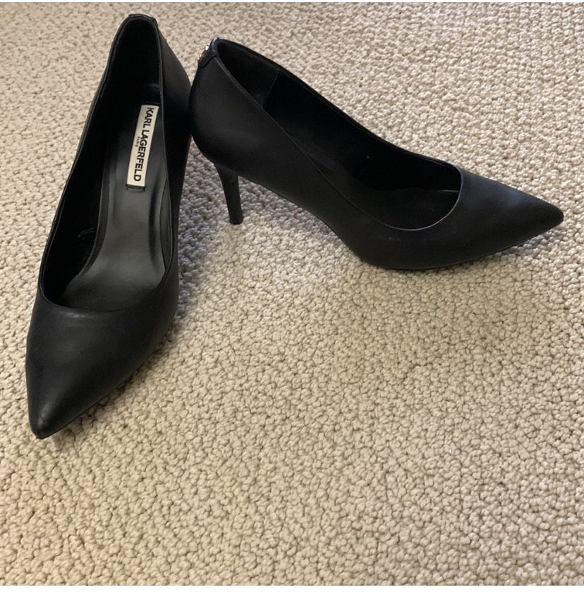 Womens black heels size 11M