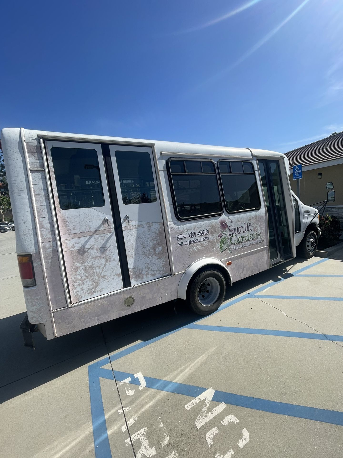 Ford E-350 Bus