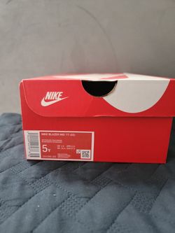 Youth 5  y Sneakers 