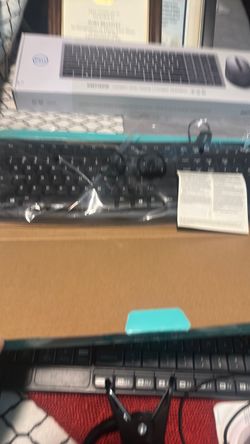 Keyboard , mouse , mouse/ wrist pad , computer speakers