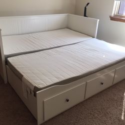 Daybed With 3 drawers/2 Mattresses 