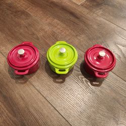 set of 3 Wolfgang Puck mini enameled cast iron cocottes with lids/Dutch Ovens in great condition