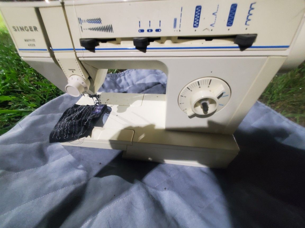 Nice SINGER MACINE With FANCY STITCHES